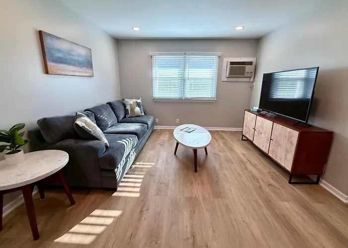 Joslyn 5-One Bdrm Walk To Unmc